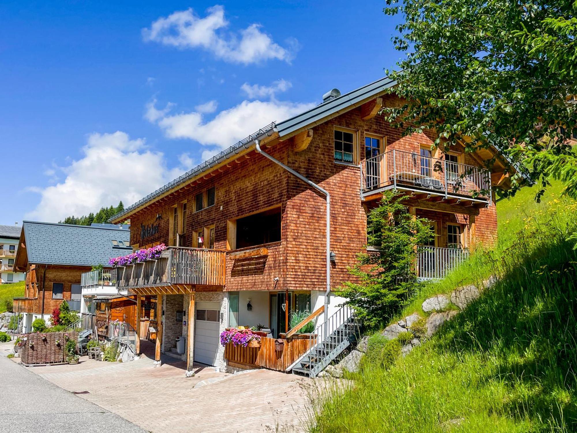Damuelser Holzhus Apartamento Exterior foto